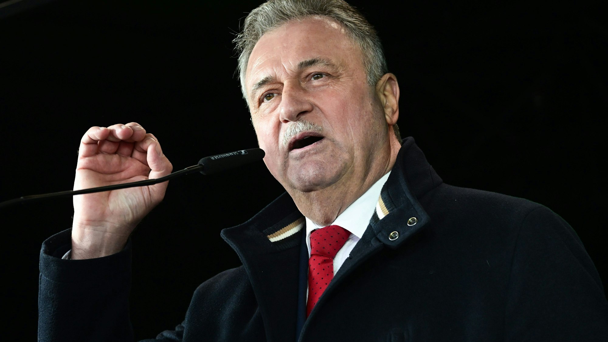Claus Weselsky, der Vorsitzende der Gewerkschaft Deutscher Lokomotivführer, spricht bei einer Kundgebung der GDL