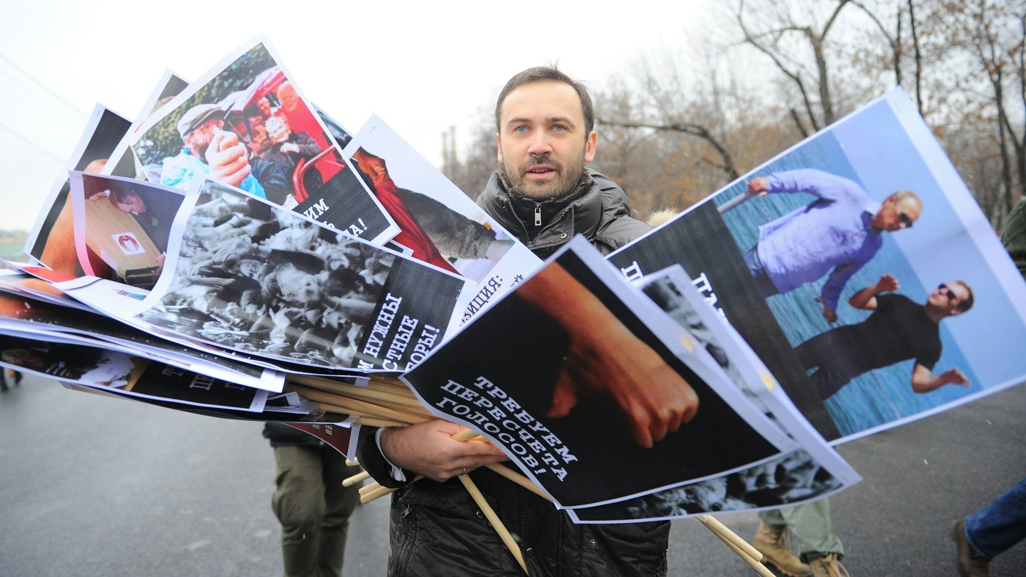 Ilja Ponomarow bei einer Demonstration in Moskau für faire Wahlen in Russland. Mittlerweile lebt der Kremlkritiker in Kiew. (Archivbild)