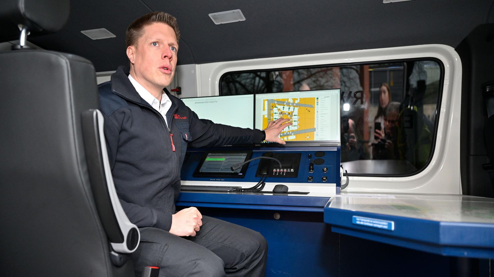 Der neue, 170 00 Euro teure Einsatzleitwagen hat im Inneren auch jede Menge Digitaltechnik, wie Gefahrenvorbeugungsabteilungsleiter Felix Müller vorführt.