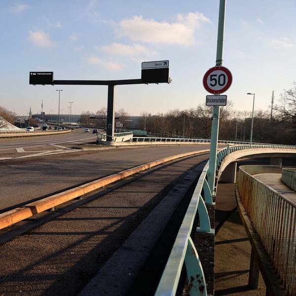 Der Radweg biegt auf Höhe der Messe ab, das Tempolimit 50 gilt weiterhin.