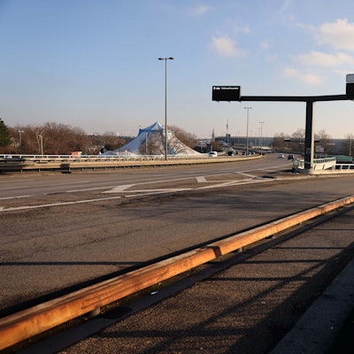 Der Radweg biegt auf Höhe der Messe ab, das Tempolimit 50 gilt weiterhin.
