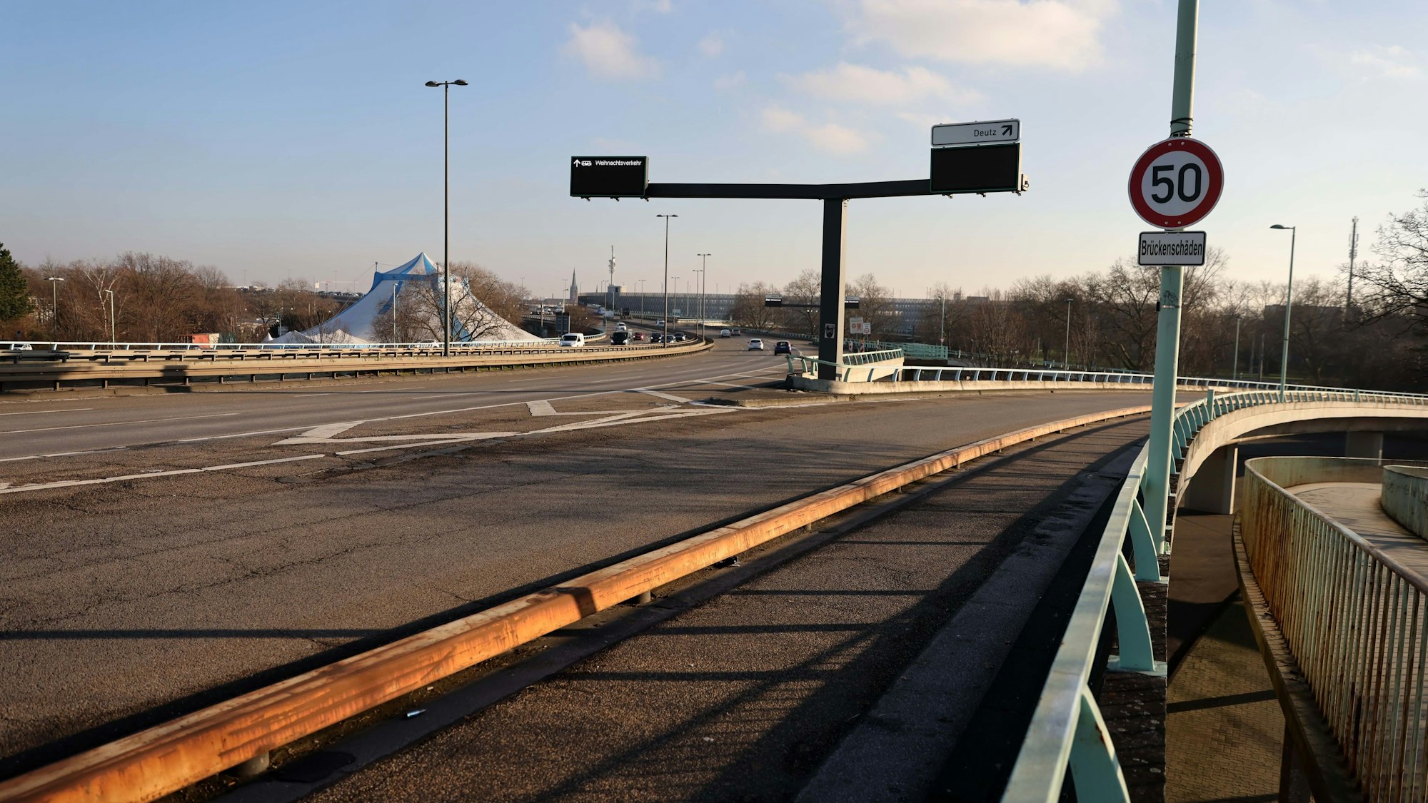 Der Radweg biegt auf Höhe der Messe ab, das Tempolimit 50 gilt weiterhin.