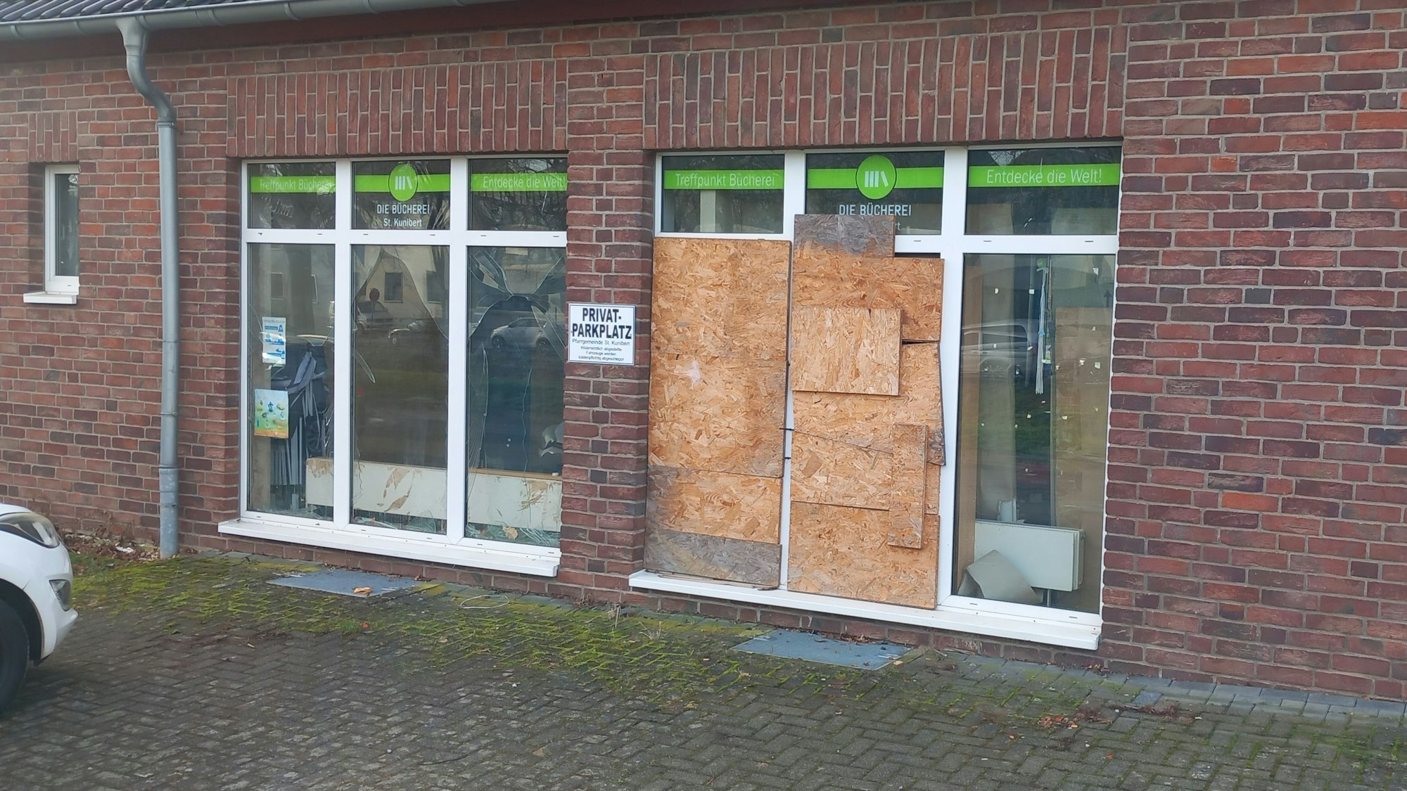 Die Bücherei St. Kunibert in Heimerzheim ist mit dem Pfarrzentrum zerstört worden. Die Fenster dort sind immer noch verrammelt