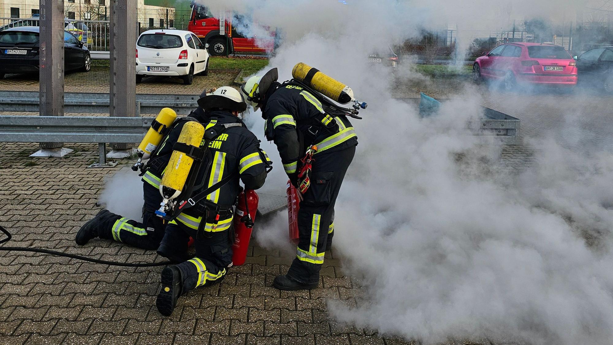 Auf dem Foto sind Feuerwehrleute zu sehen, die den Brand löschen.