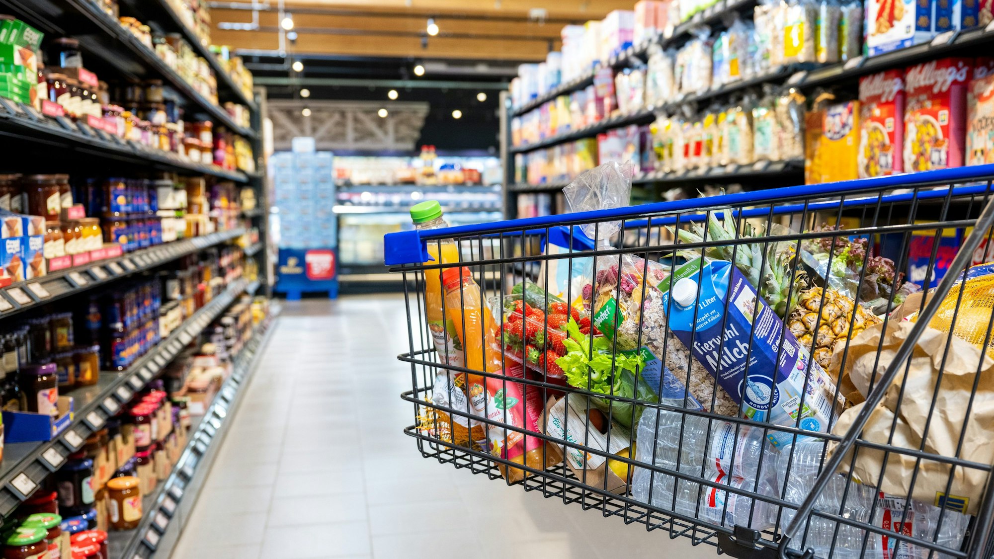ILLUSTRATION - Supermärkte sind voller Reize - einzelne Läden setzen dem spezielle Einkaufszeiten entgegen, an denen es ruhiger zugeht. Foto: Benjamin Nolte/dpa-tmn - Honorarfrei nur für Bezieher des dpa-Themendienstes +++ dpa-Themendienst +++