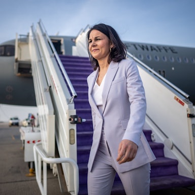 24.01.2024, Saudi-Arabien, Dschidda: Annalena Baerbock (Bündnis90/Die Grünen), Außenministerin, steigt aus dem A321LR der Flugbereitschaft auf dem Flugplatz in Dschidda.