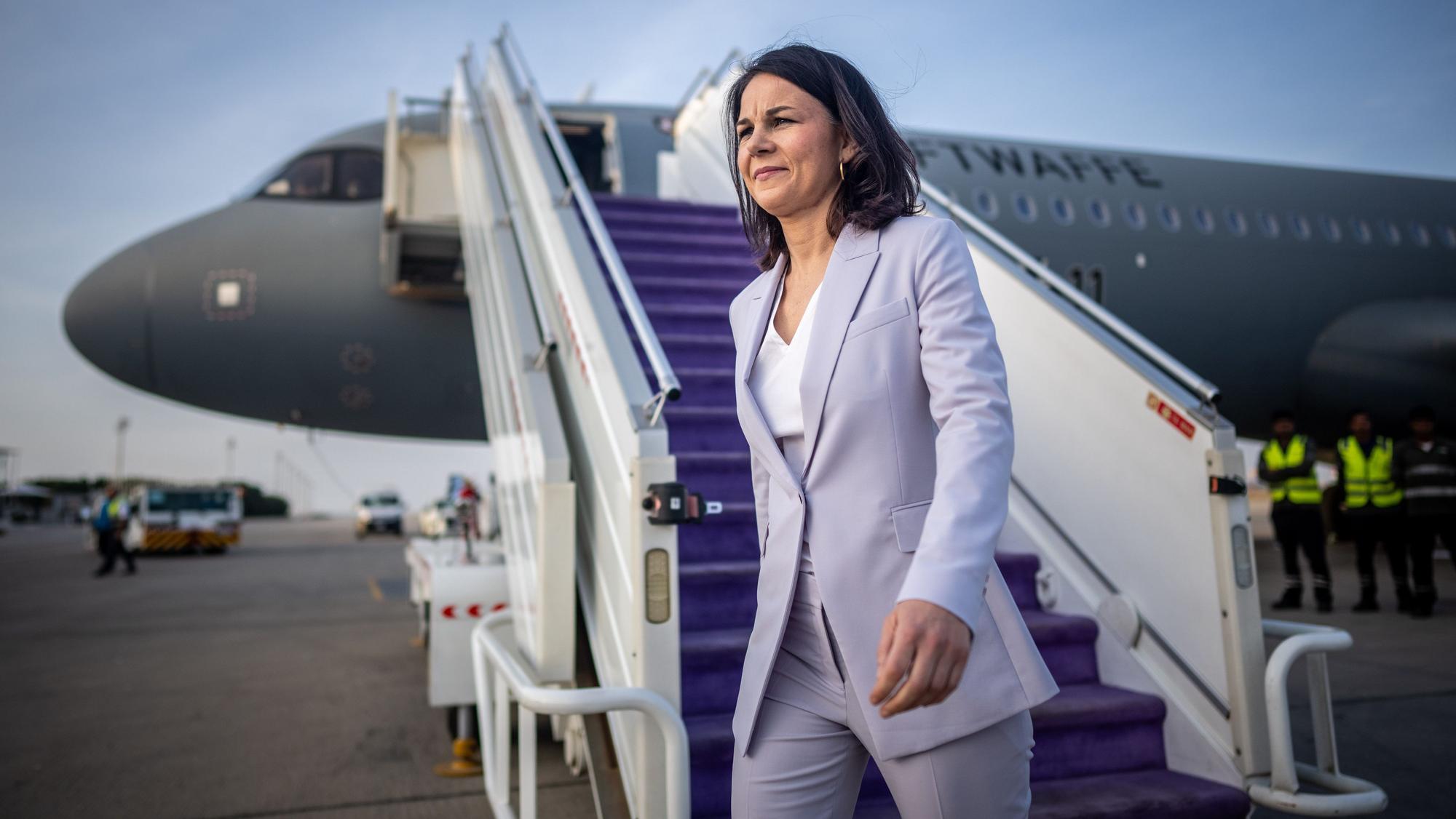 24.01.2024, Saudi-Arabien, Dschidda: Annalena Baerbock (Bündnis90/Die Grünen), Außenministerin, steigt aus dem A321LR der Flugbereitschaft auf dem Flugplatz in Dschidda.