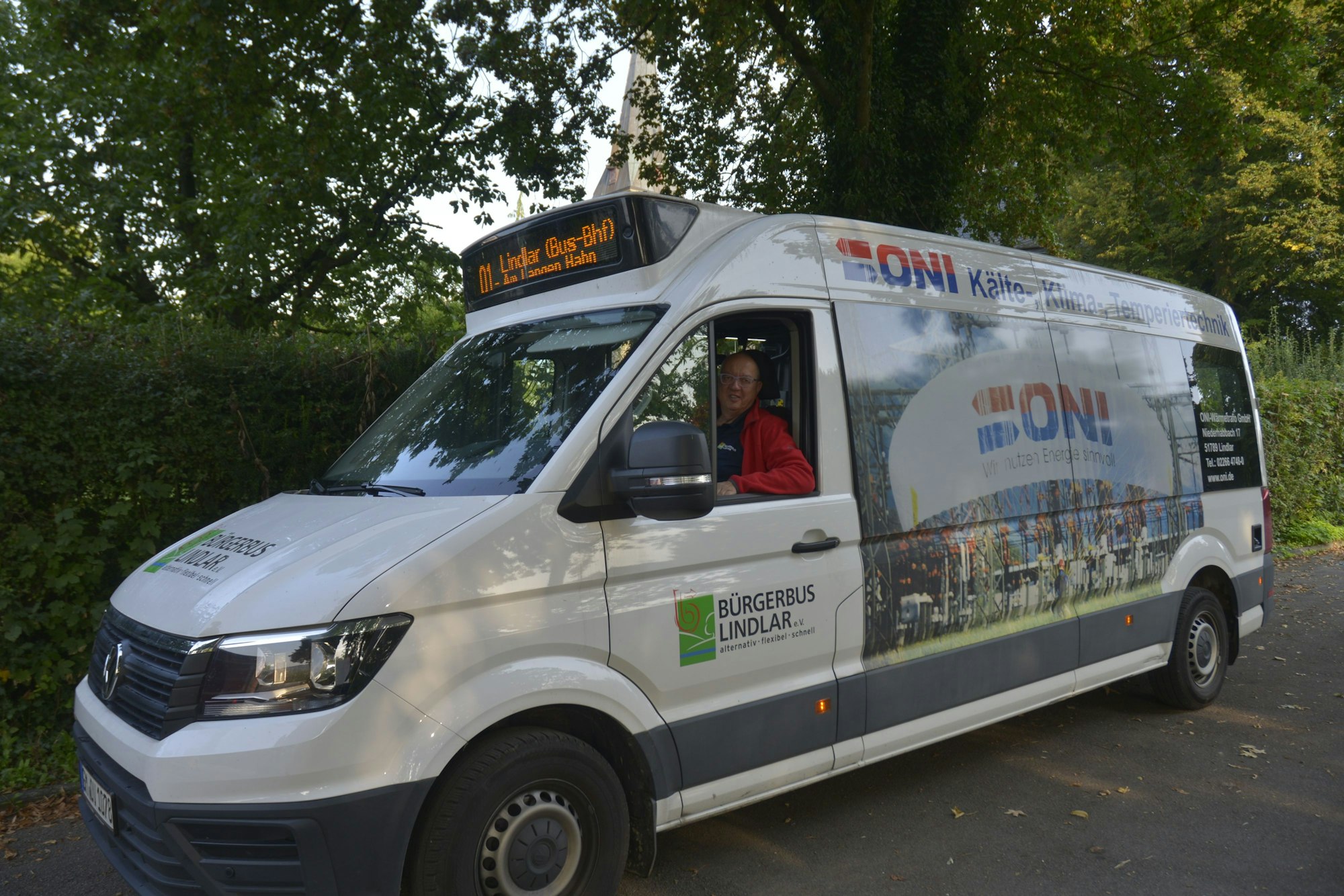 Bürgerbus auf der Linie in Linde mit Fahrer Markus Lücke.