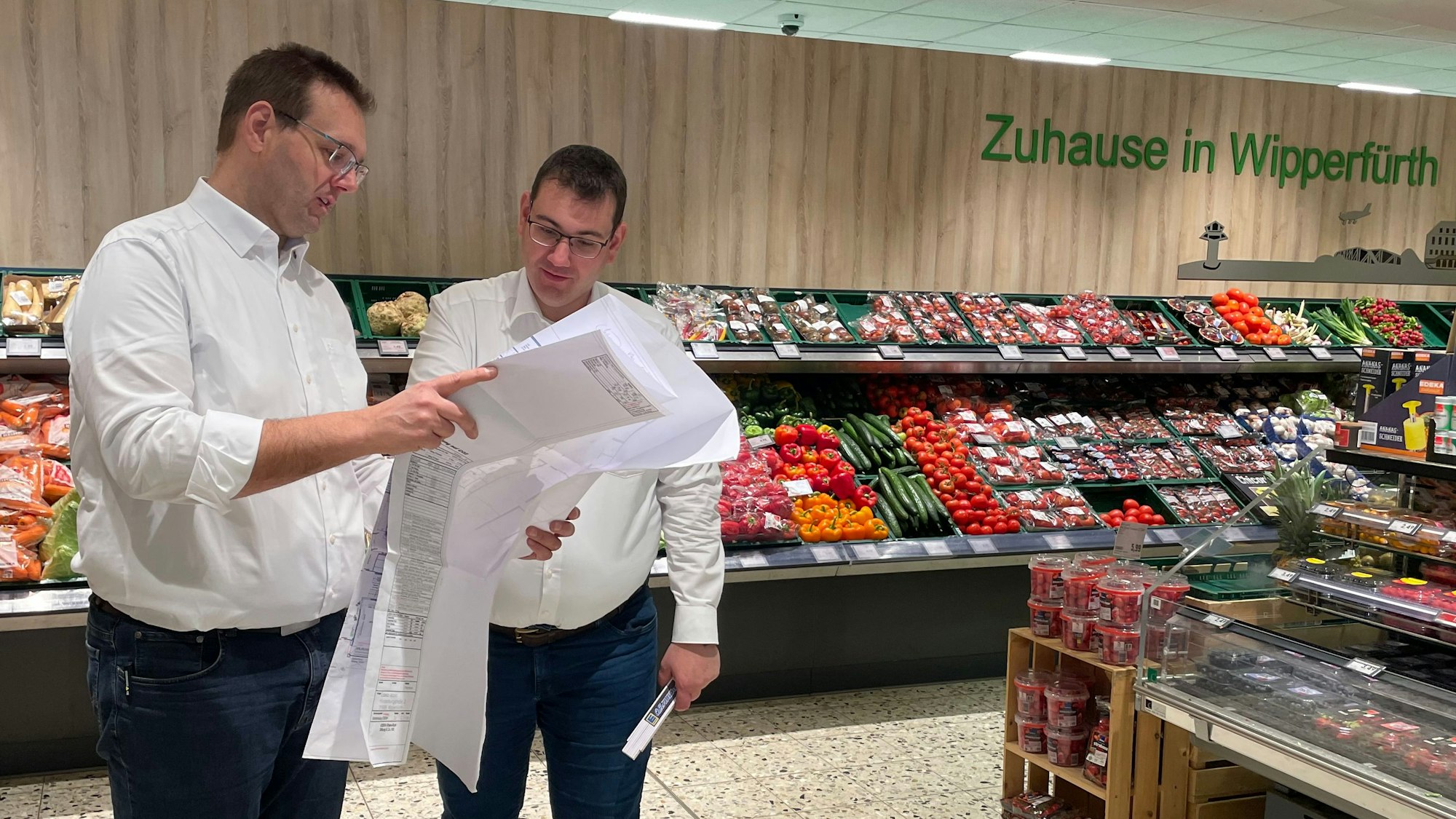 Das Foto zeigt Georg und Jochen Offermann in ihrem Supermarkt.