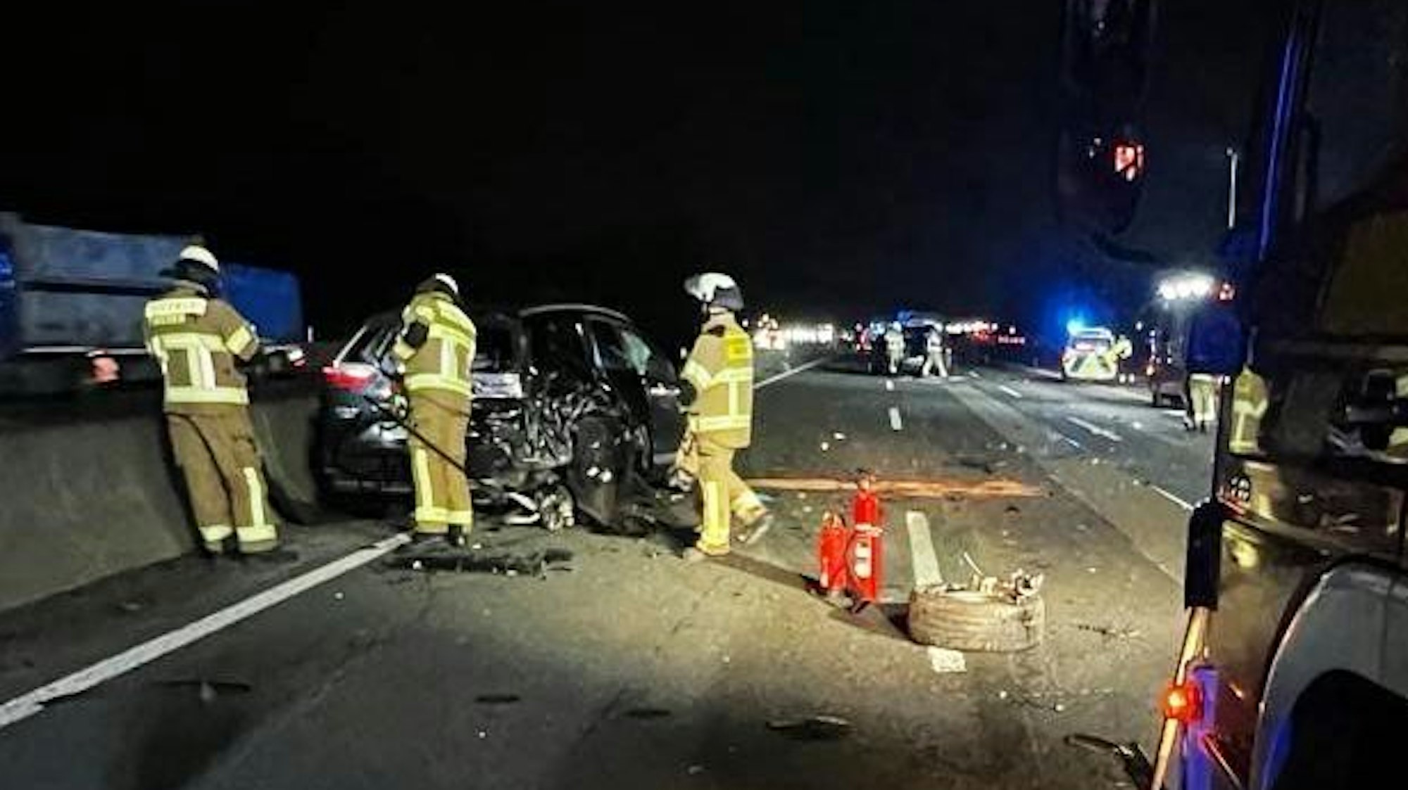 Das Bild zeigt mehrere Feuerwehrmänner an der Unfallstelle.