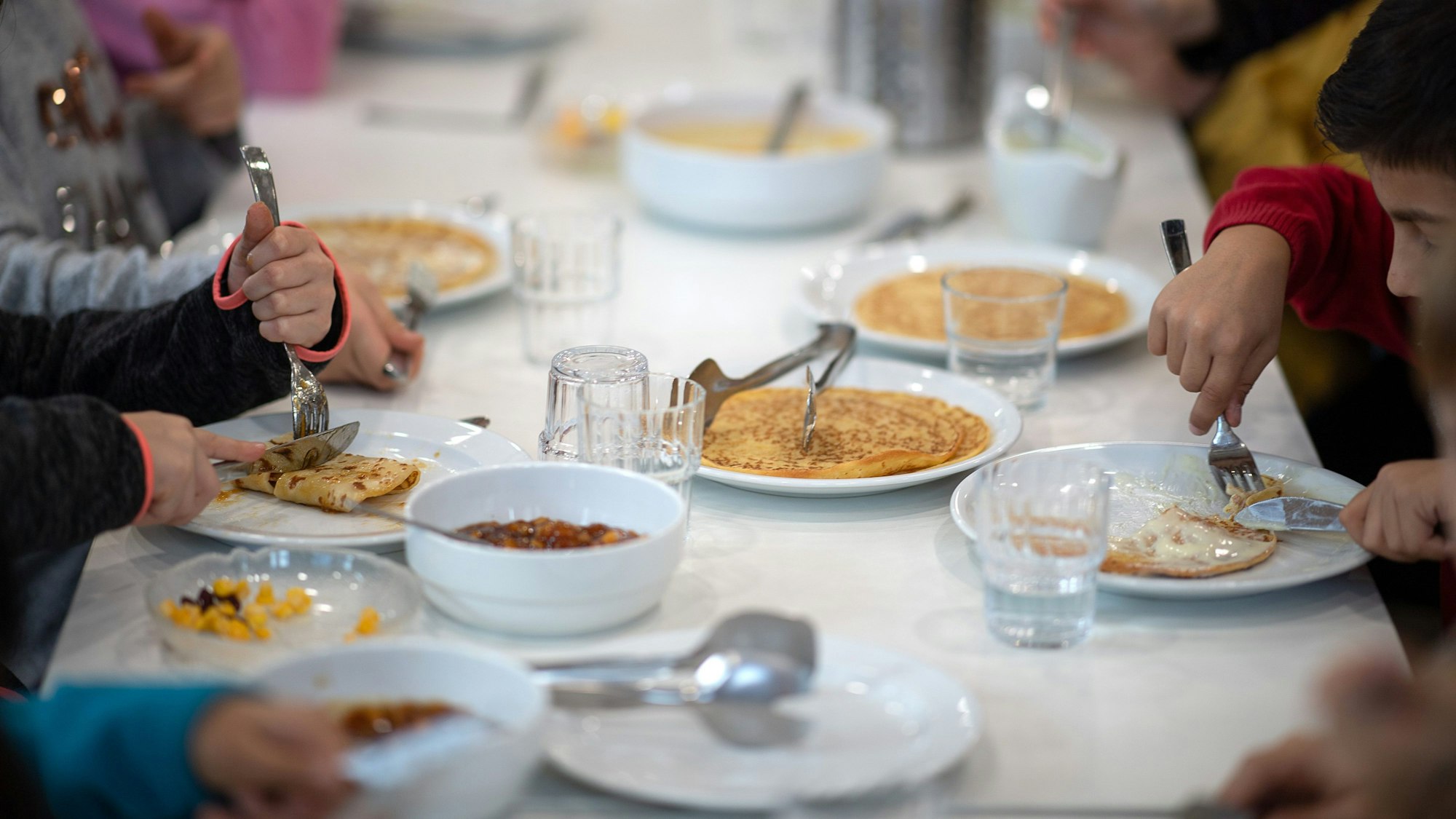 Kinder essen in der Kantine Mittag.