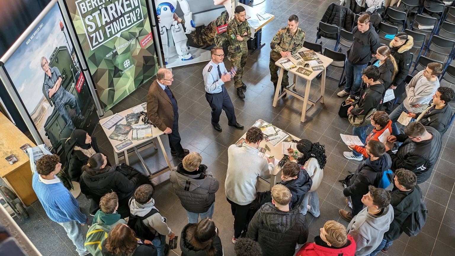 Groß war der Andrang am Stand der Bundeswehr beim Aktionstag „Berufe Live“ an der Böll-Schule.