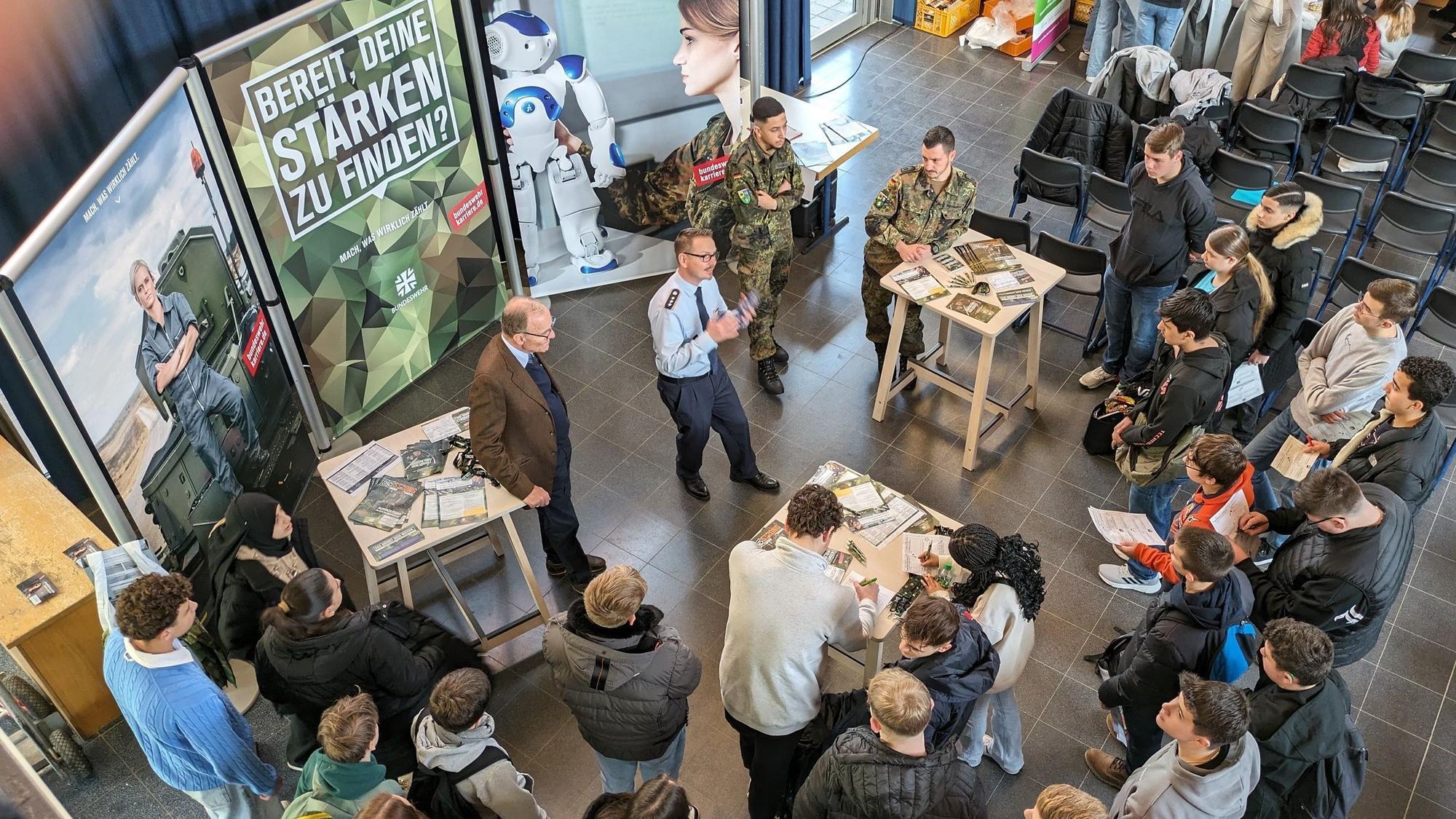 Groß war der Andrang am Stand der Bundeswehr beim Aktionstag „Berufe Live“ an der Böll-Schule.