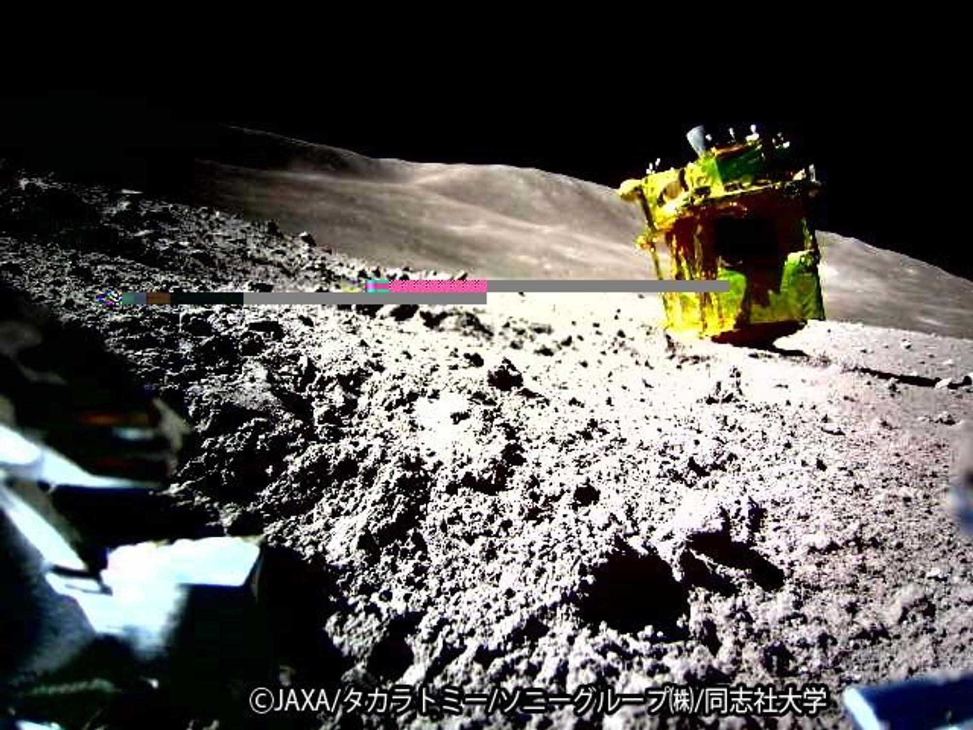 Das erste Foto der japanischen Mondmission: Es zeigt die Weltraumsonde SLIM, die auf der Oberfläche des Erdtrabanten gelandet ist.