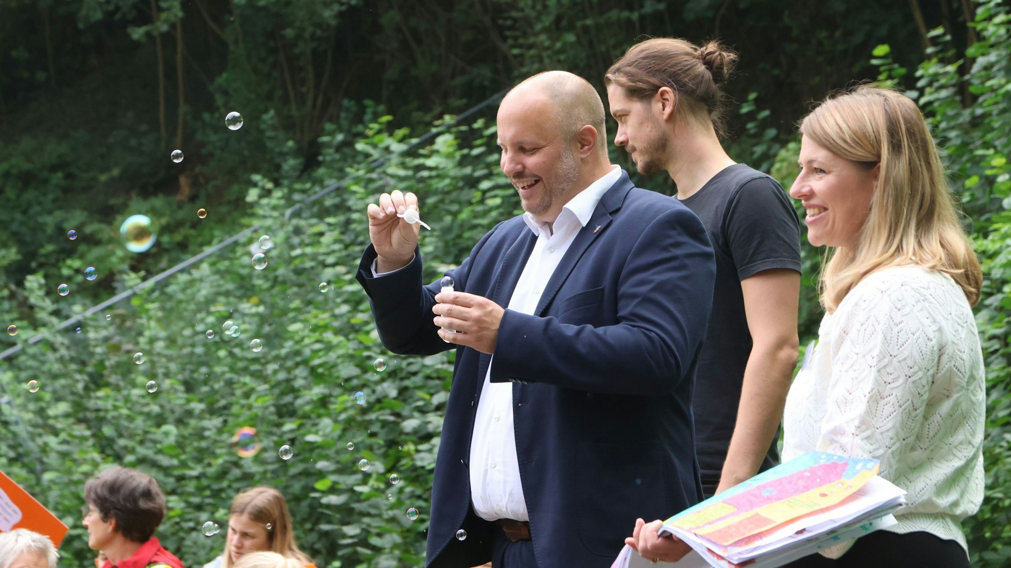 Auf der Baustelle im Bergneustädter Talpark werden Seifenblasen geformt.