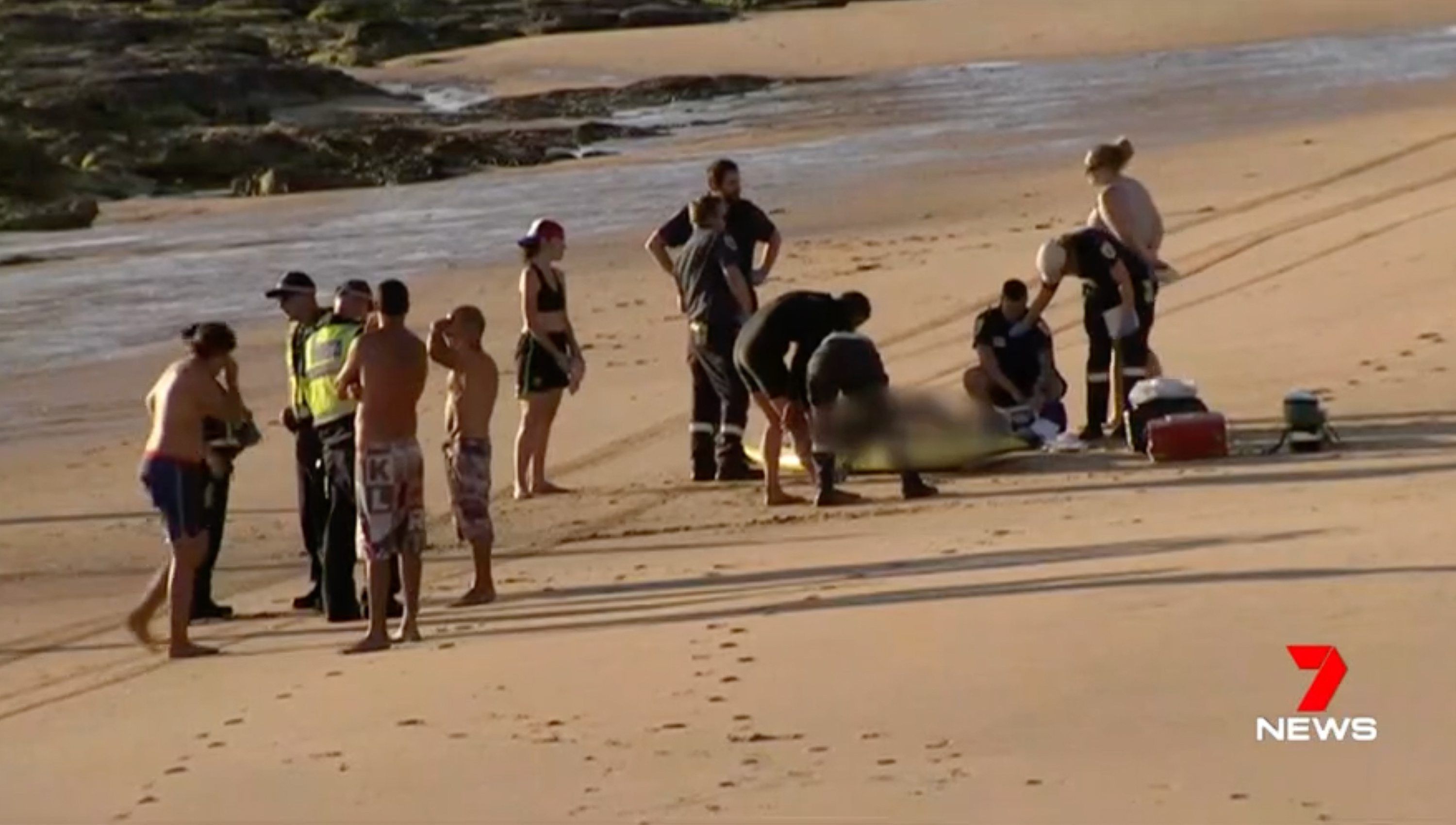 HANDOUT - 25.01.2024, Australien, Phillip Island: Das Standbild aus einem vom Fernsehsender 7News zur Verfügung gestellten Video zeigt den Notfalleinsatz nach dem Ertrinken mehrerer Personen an einem Strand auf Phillip Island.
