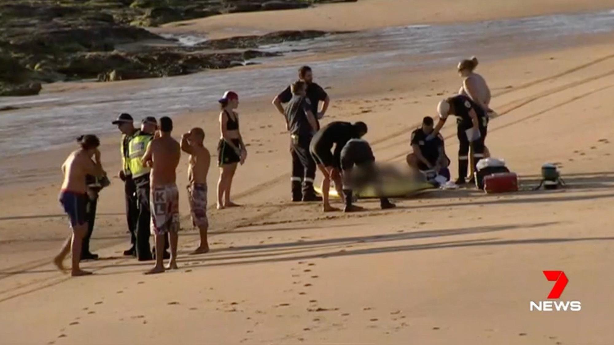 HANDOUT - 25.01.2024, Australien, Phillip Island: Das Standbild aus einem vom Fernsehsender 7News zur Verfügung gestellten Video zeigt den Notfalleinsatz nach dem Ertrinken mehrerer Personen an einem Strand auf Phillip Island.