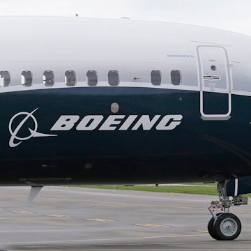 Eine Boeing des Typs 737 MAX 9 steht auf einem Rollfeld.