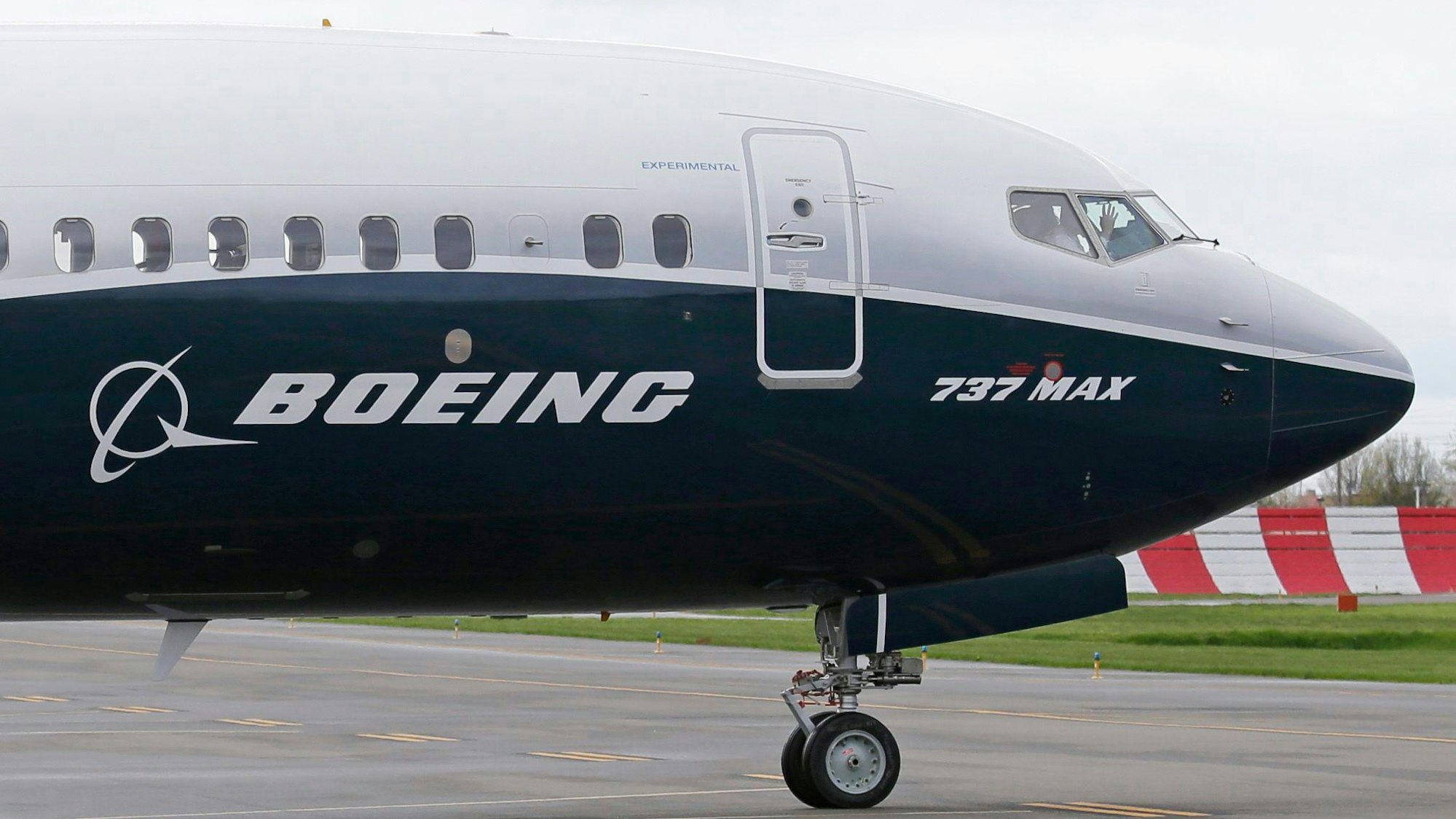 Eine Boeing des Typs 737 MAX 9 steht auf einem Rollfeld.