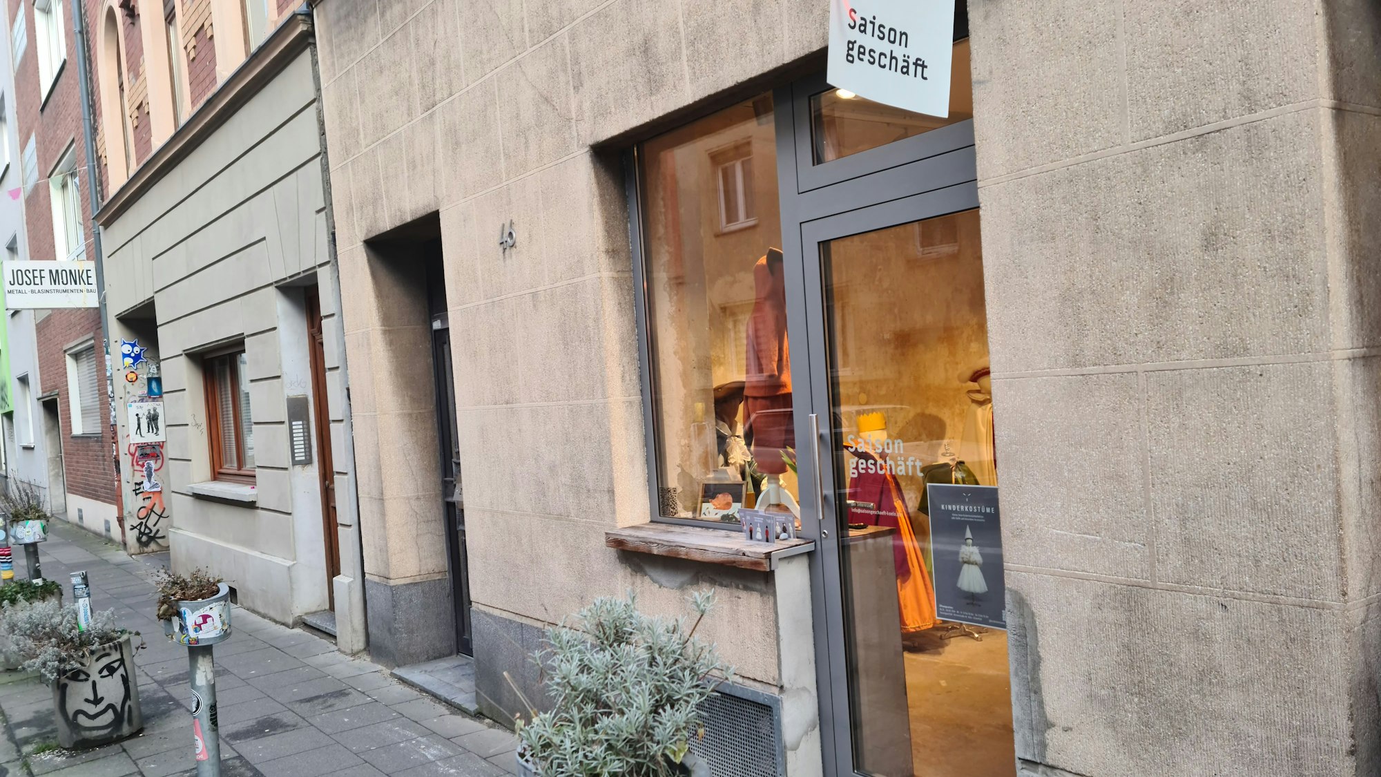 Der Eingang zu einem schlichten kleinen Ladenlokal ist zu sehen.