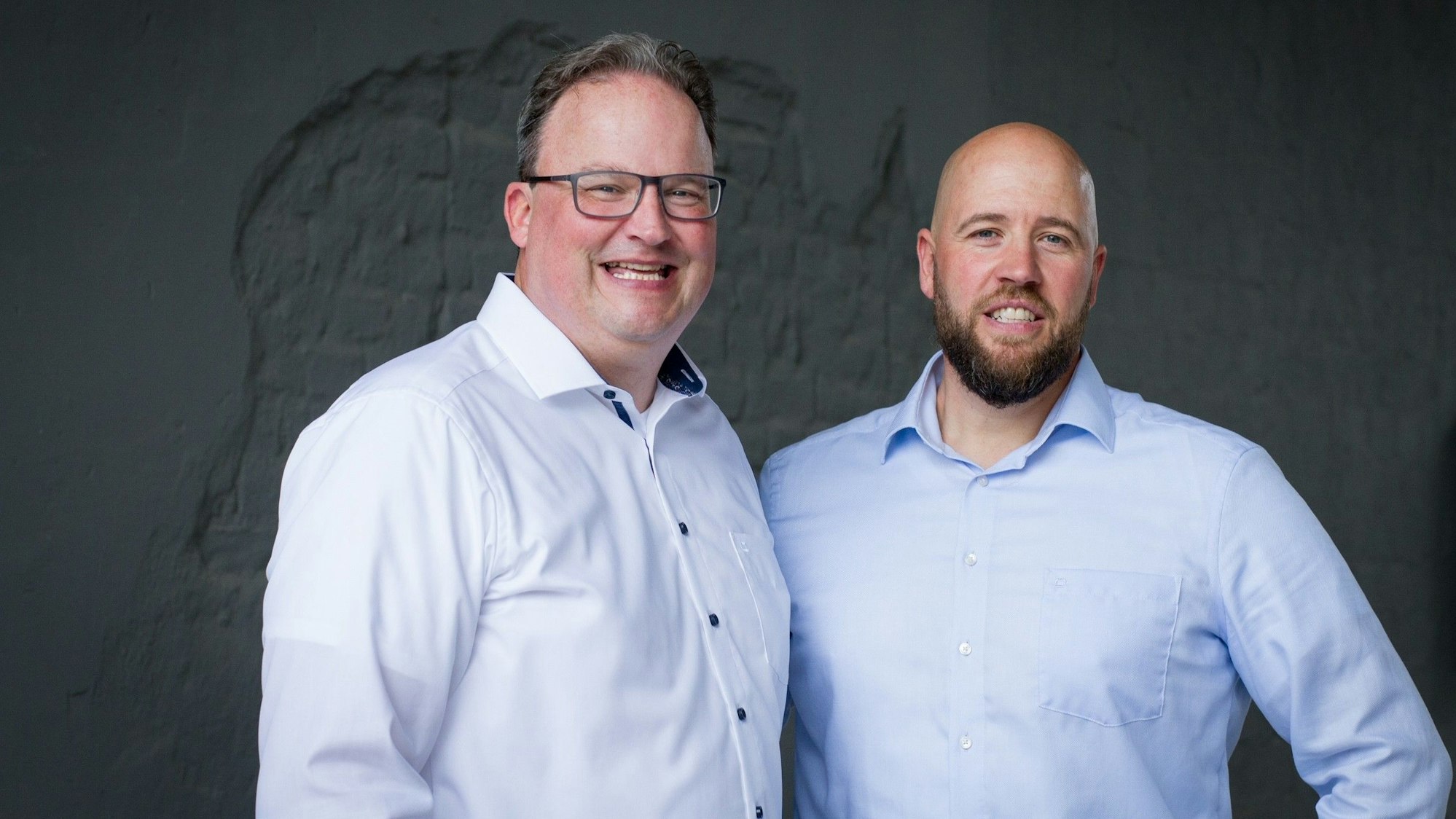 Das Bild zeigt die beiden Firmengründer.