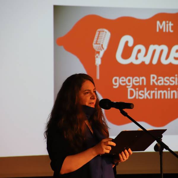 Als Schule für Courage und gegen Rassismus hat Eva Zoske zum zweiten Mal Comedians eingeladen zum Carl Reuther lacht .... Mit Comedy gegen Diskriminierungen Nr. 2.
