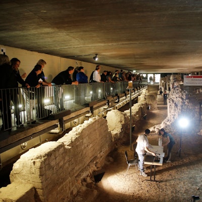 Besucher im römischen Statthalterplast Praetorium in Köln.