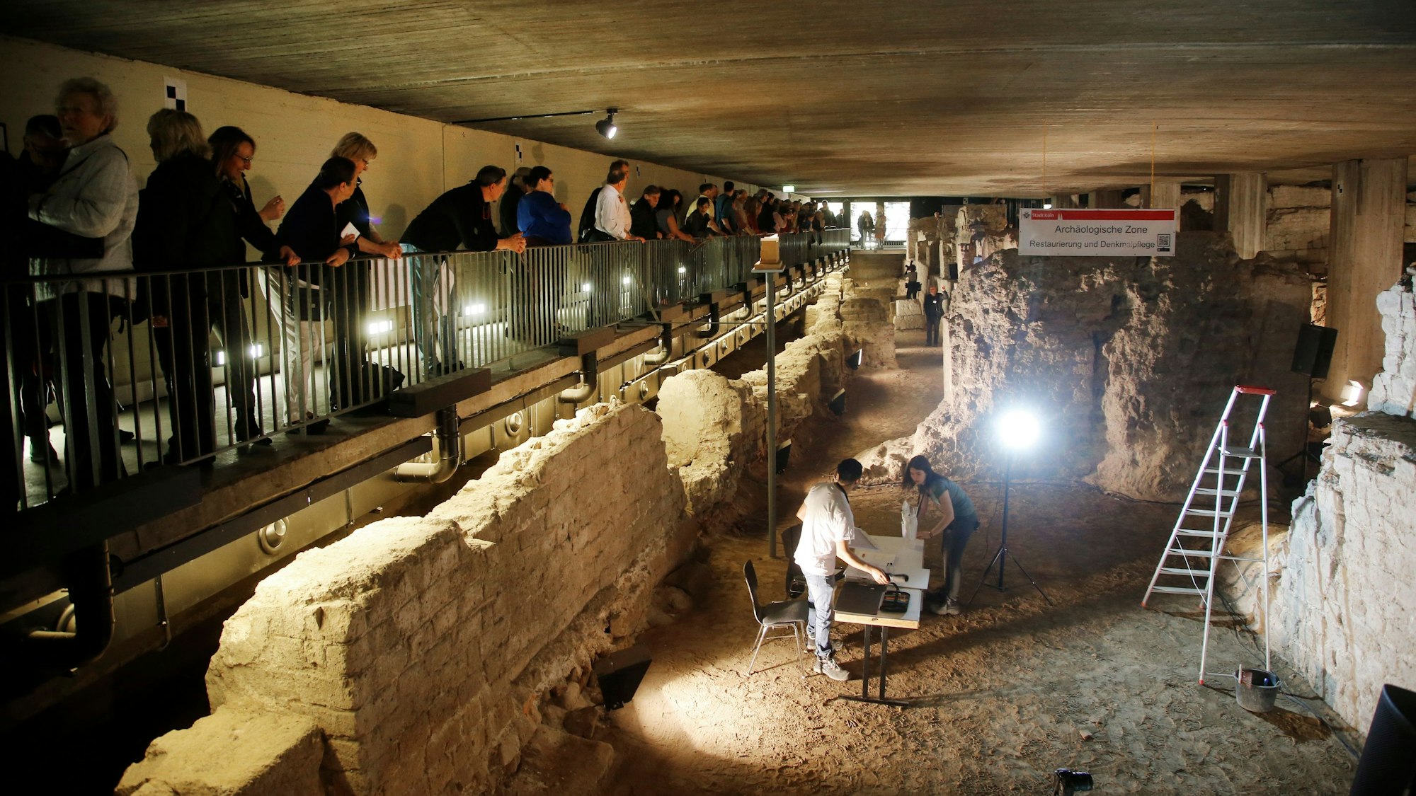 Besucher im römischen Statthalterplast Praetorium in Köln.