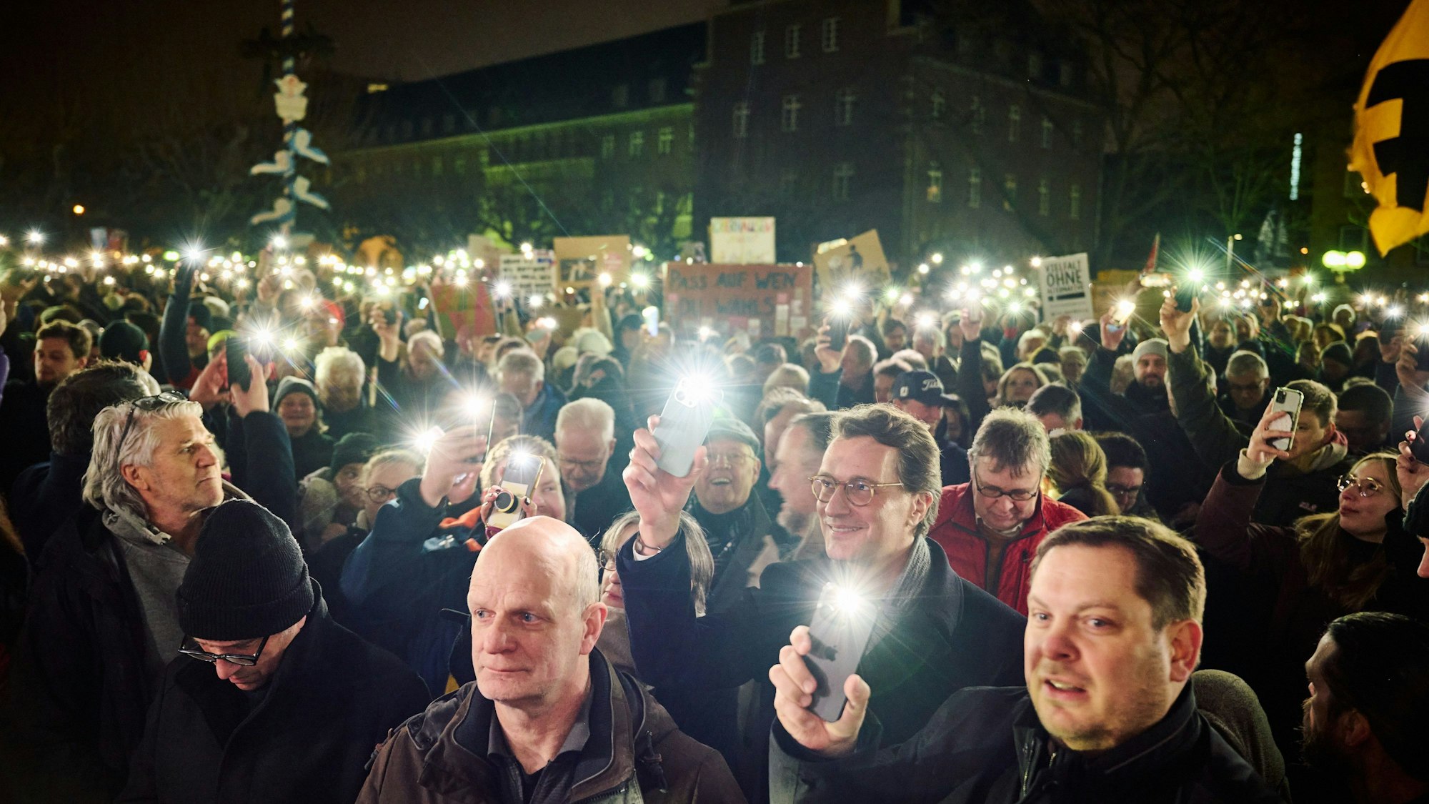 HANDOUT - 24.01.2024, Nordrhein-Westfalen, Oberhausen: NRW-Ministerpräsident Hendrik Wüst hält bei einer Demo gegen die AfD ein Handylicht hoch. (zu dpa: «NRW-Ministerpräsident Wüst beteiligt sich an Demo gegen AfD») Foto: Bernd Thissen/Land NRW/dpa - ACHTUNG: Nur zur redaktionellen Verwendung im Zusammenhang mit der aktuellen Berichterstattung und nur mit vollständiger Nennung des vorstehenden Credits +++ dpa-Bildfunk +++