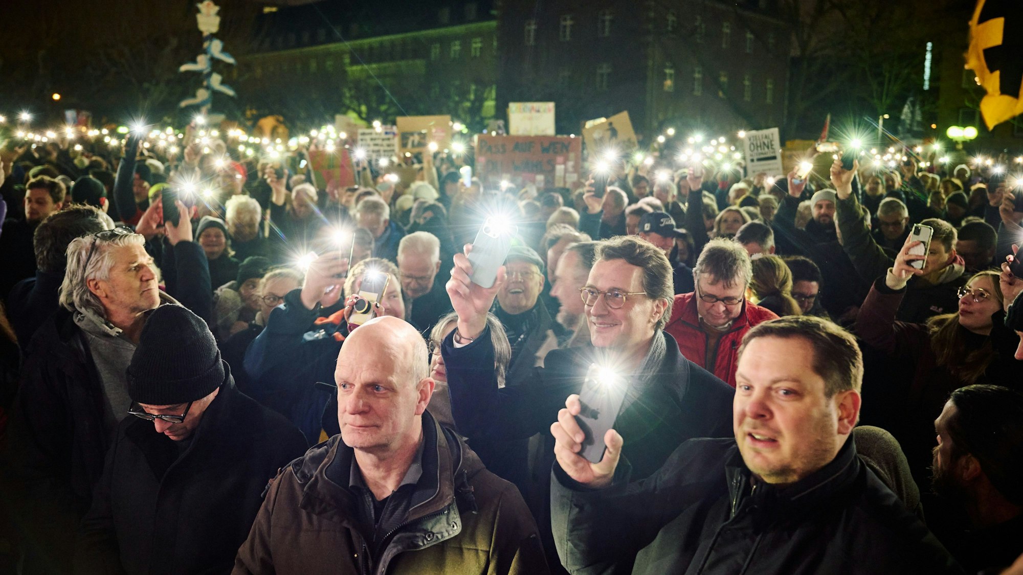 Zeichen gegen Rechtsextremismus: NRW-Ministerpräsident Hendrik Wüst (CDU, Mitte) nahm an einer Anti-AfD-Demonstration in Oberhausen teil.