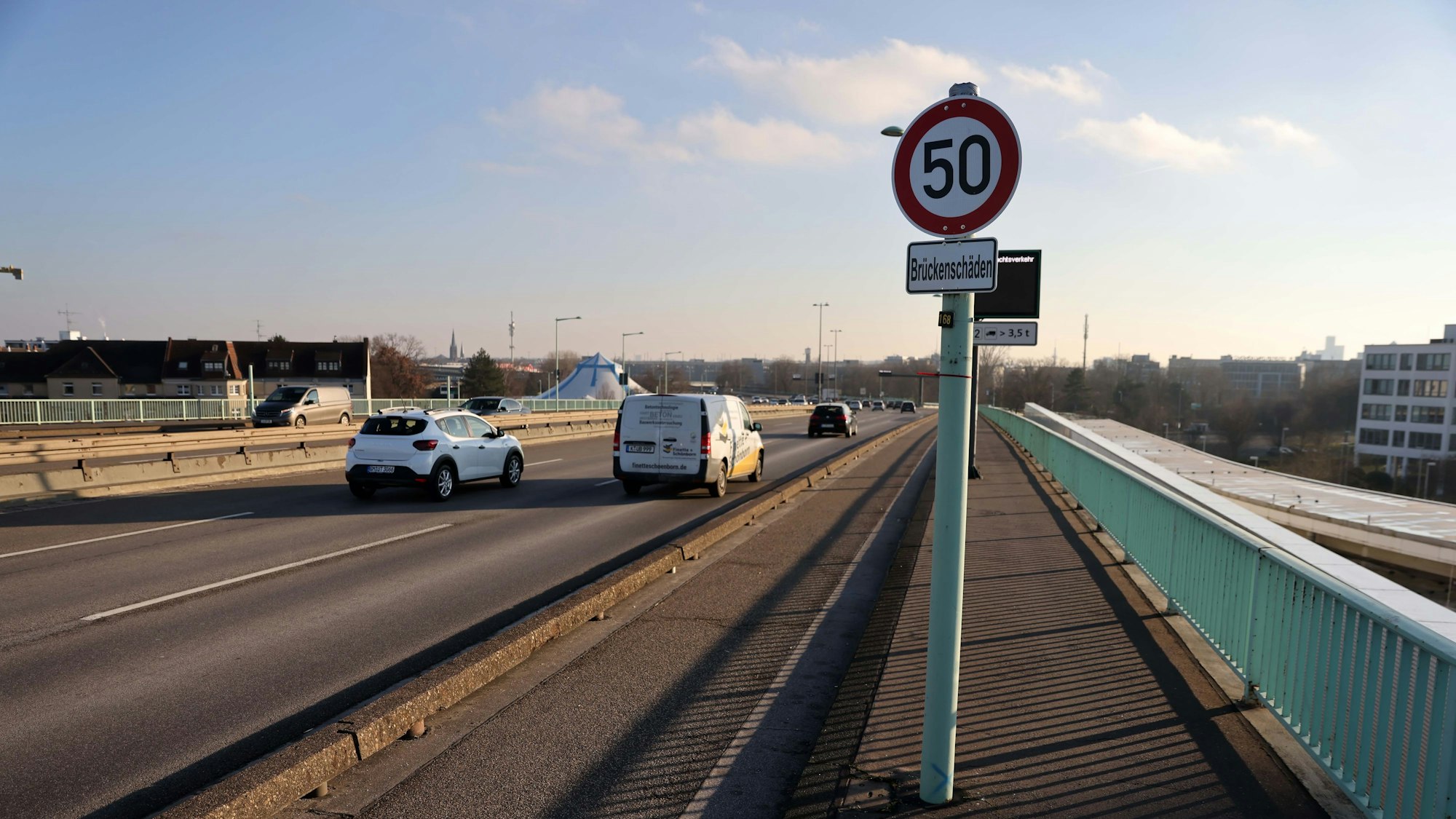 Die Kölner Zoobrücke.