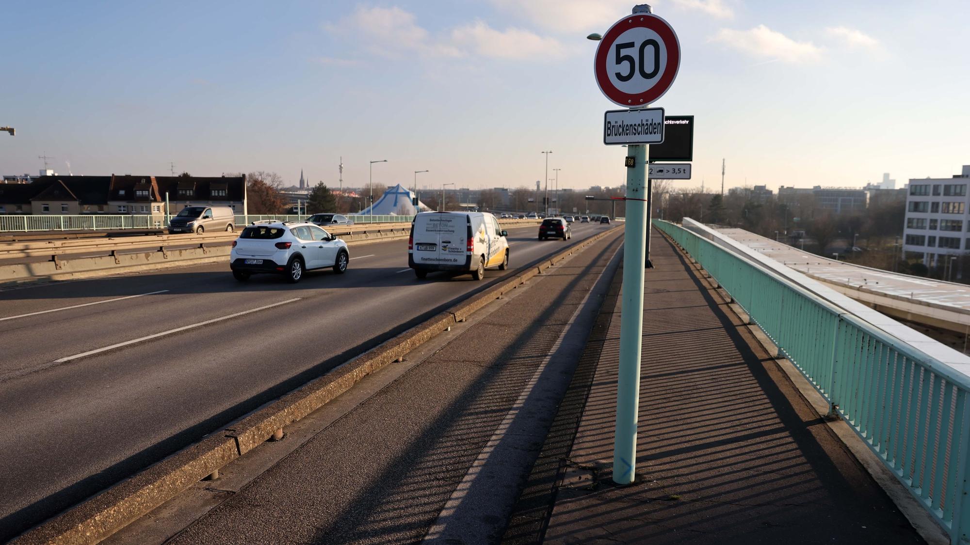 Ein Tempo 50 Schild steht auf der Zoobrücke.