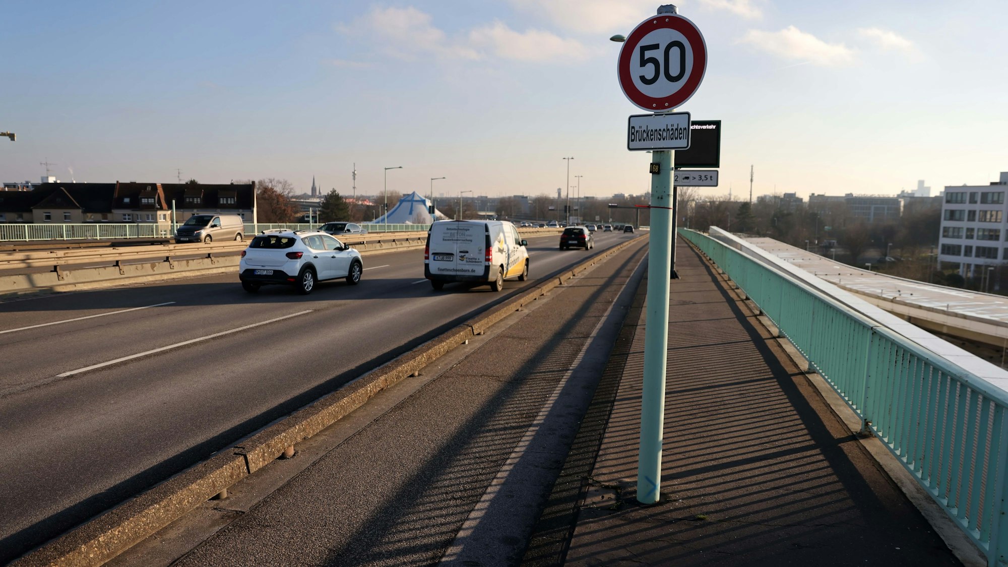 Ein Tempo 50 Schild steht auf der Zoobrücke.