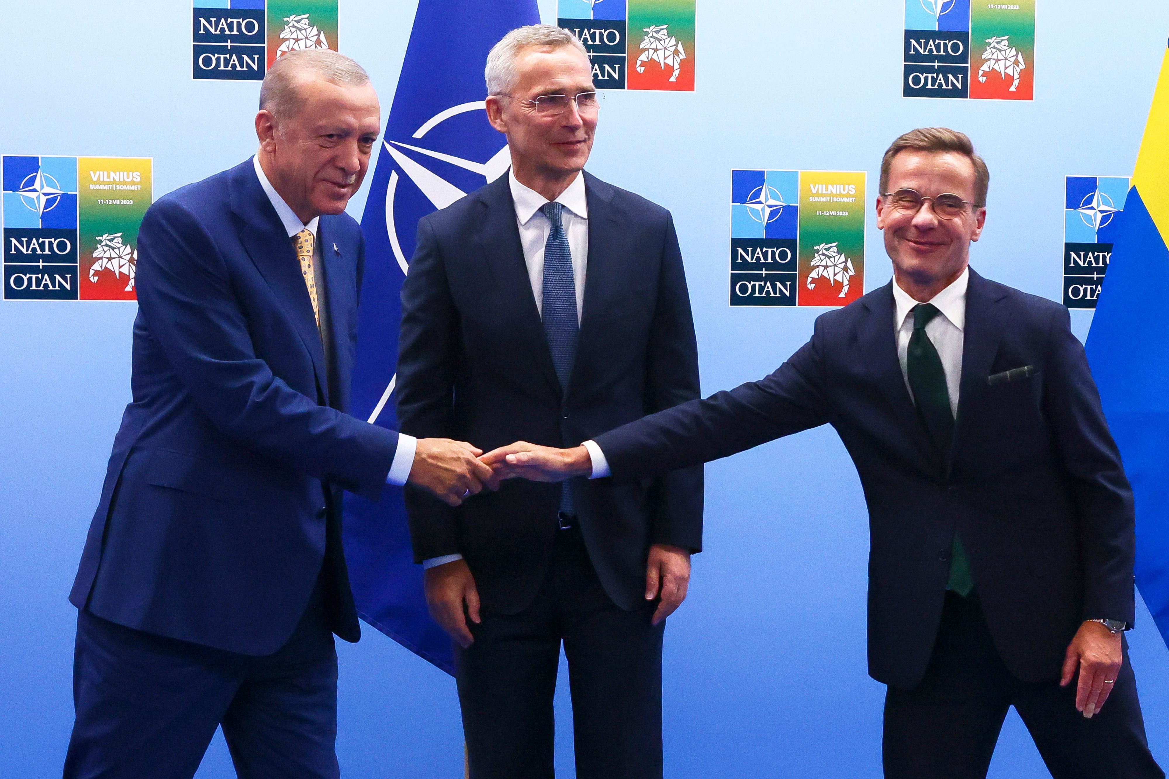 Recep Tayyip Erdogan (l), Präsident der Türkei, gibt Ulf Kristersson (r), Ministerpräsident von Schweden, die Hand, während Jens Stoltenberg, Generalsekretär der NATO, vor einem Treffen im Vorfeld des Nato-Gipfels zusieht.