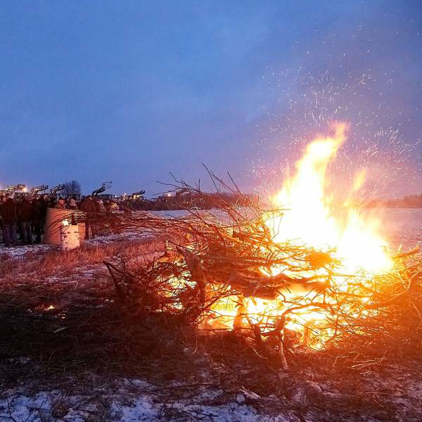 Mehrere hundert Besucher waren zu dem Mahnfeuer bei Wollenberg gekommen