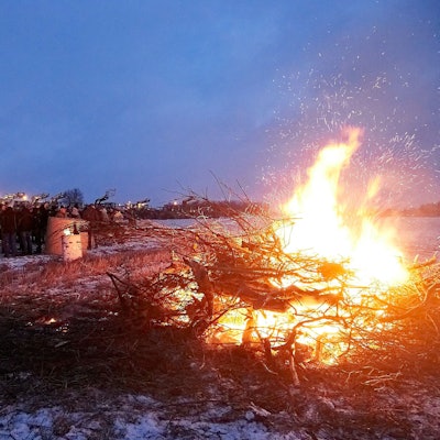 Mehrere hundert Besucher waren zu dem Mahnfeuer bei Wollenberg gekommen