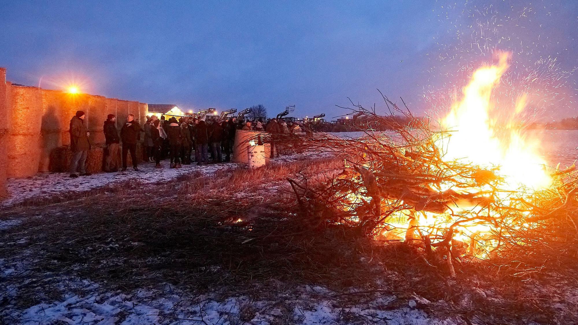Mehrere hundert Besucher waren zu dem Mahnfeuer bei Wollenberg gekommen