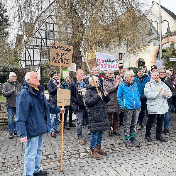 Einige Demonstranten stehen in Schleiden.