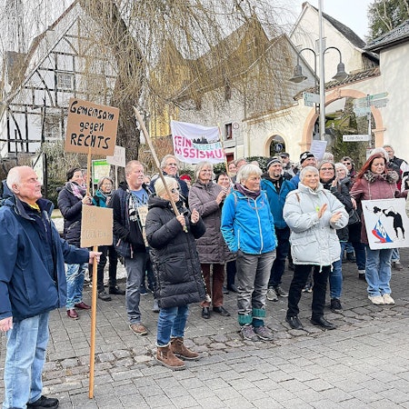Einige Demonstranten stehen in Schleiden.