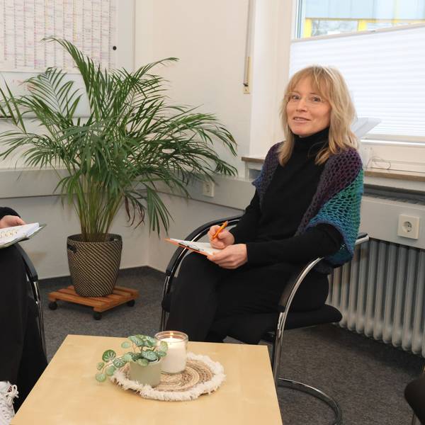 Geben Hilfestellung in der Präventionsarbeit für den Evangelischen Kirchenkreis An der Agger: Melina Kyranoudis (links) und Dunja Kutzschbach von der Beratungsstelle „Haus für Alle“ im Waldbröler Stadtteil Isengarten. Unser Foto zeigt die beiden Frauen im Gespräch