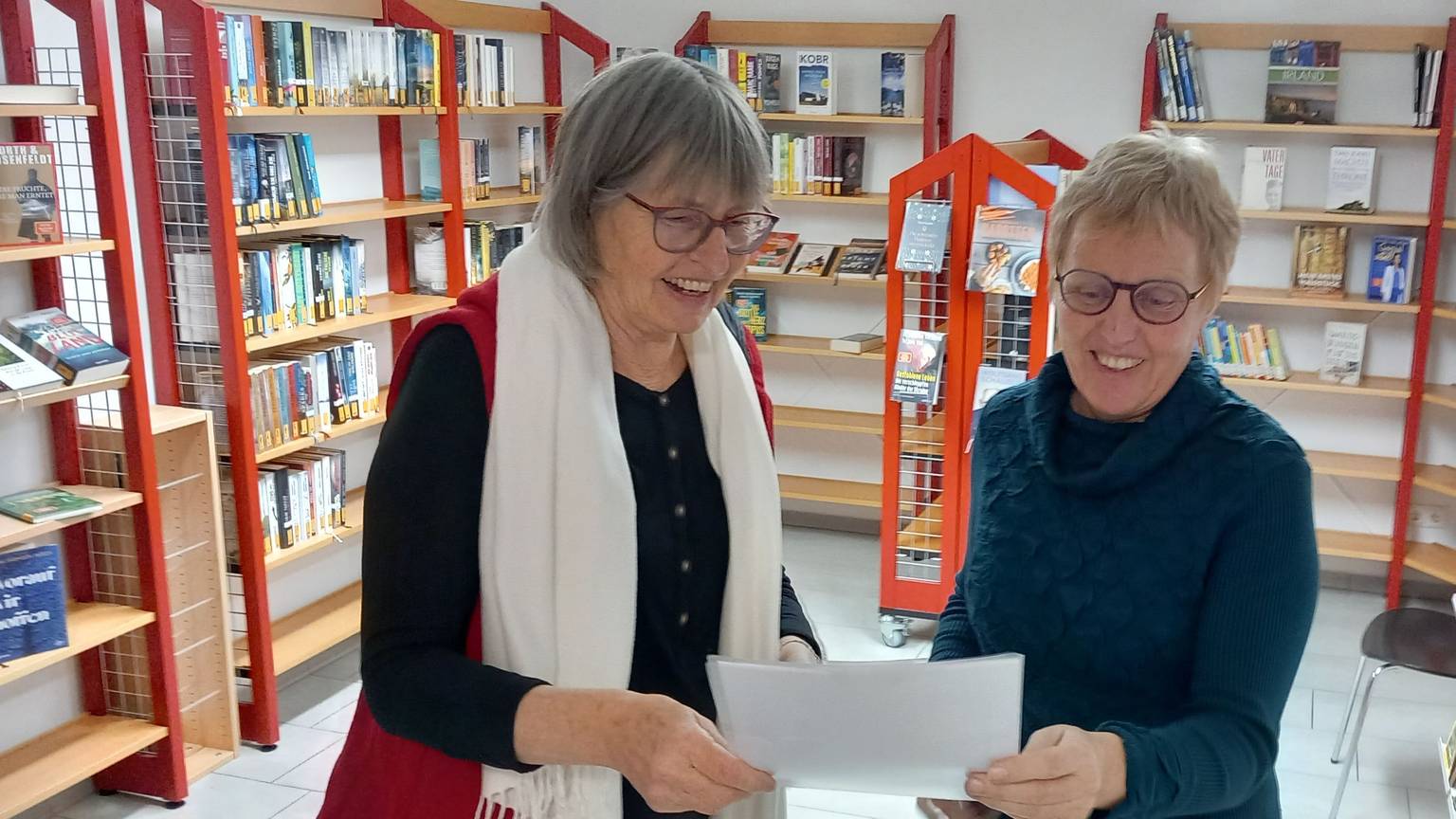 Käthe Langer (l.) und Dorothee Braun im Büchereiraum für Erwachsene