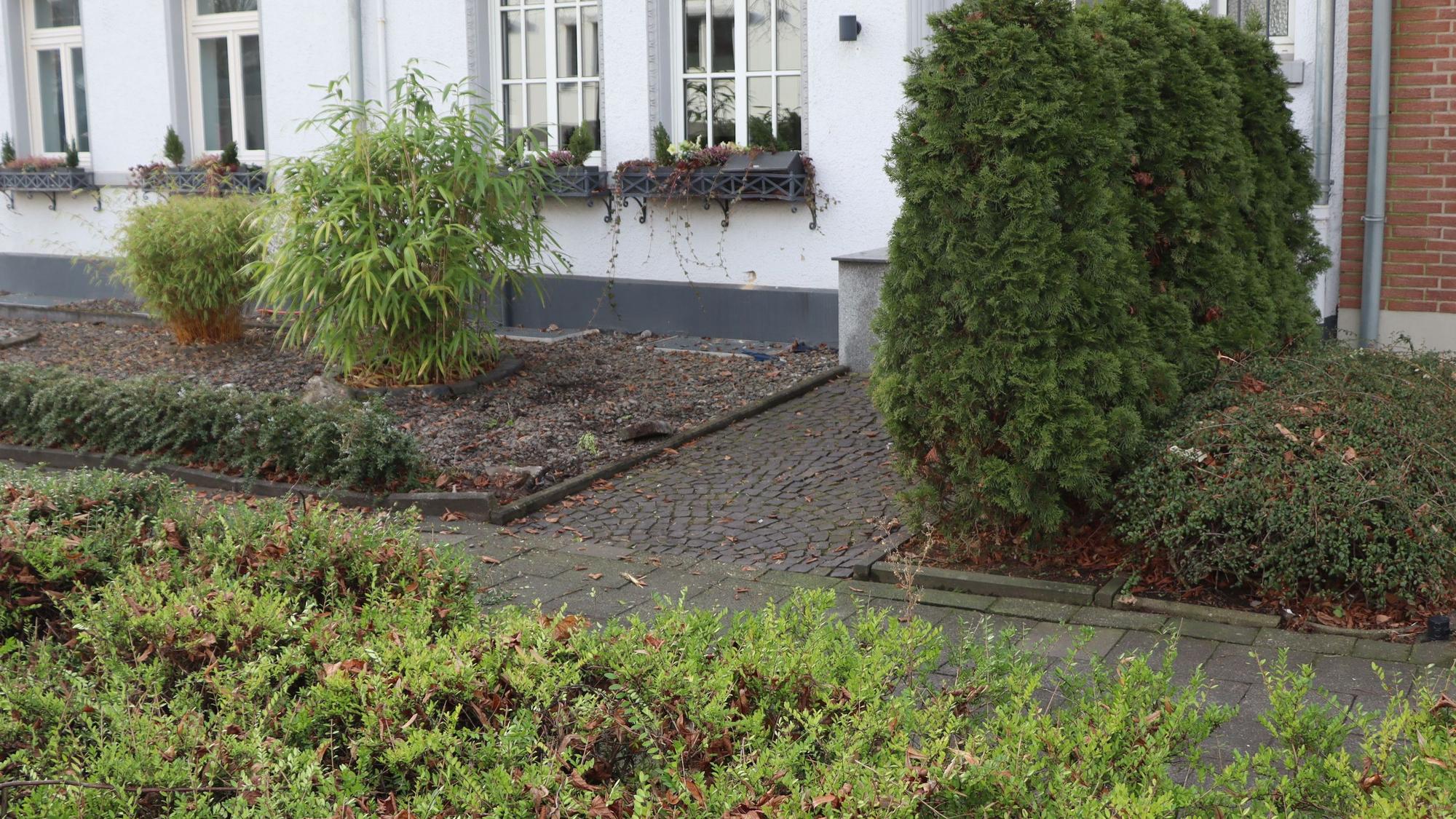 Auf dem Foto ist der Vorgarten eines Hauses in Bergheim zu sehen, in den ein Pkw geraten war.