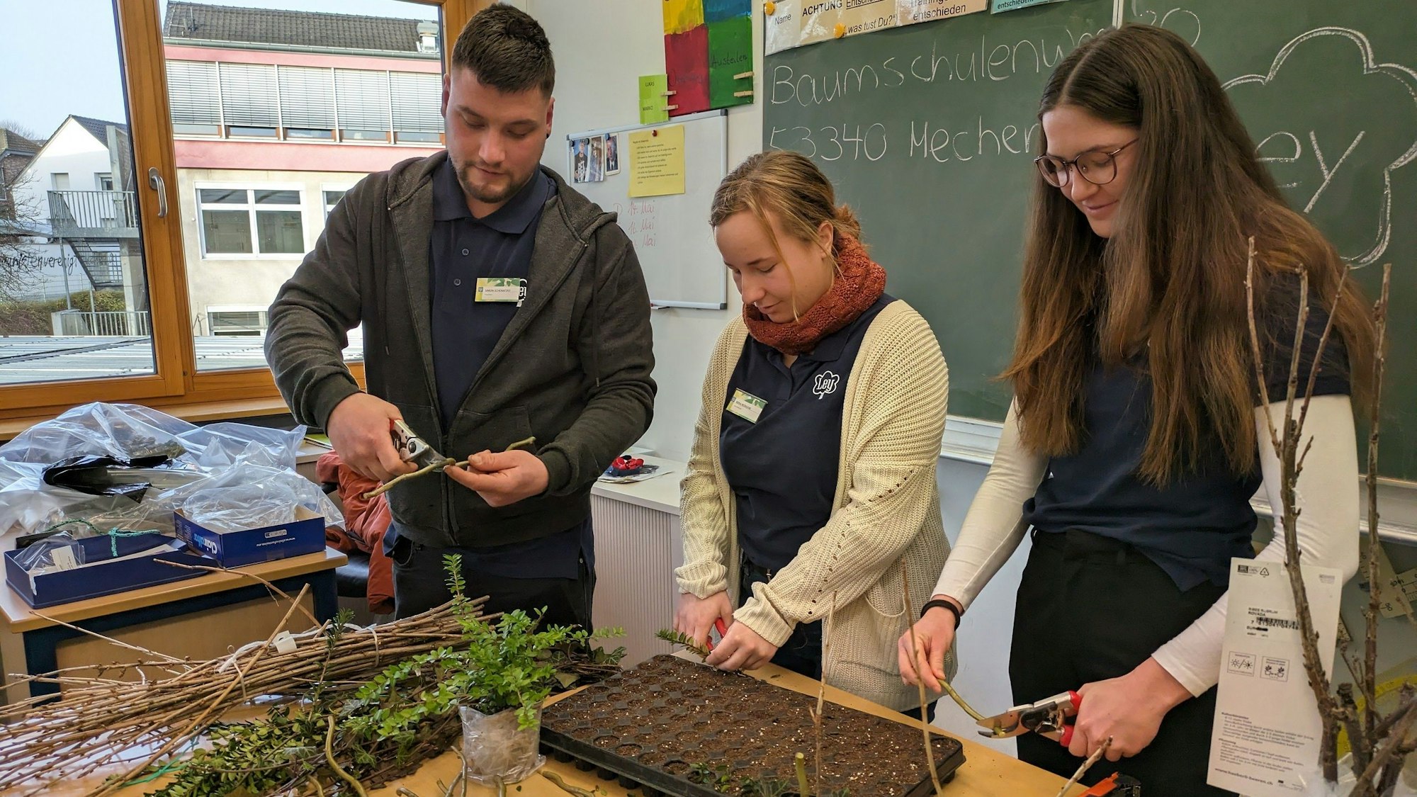 Simon Senatzky, Rieka Wohlrab und Katja Peters (von links) von der Baumschule Ley in Meckenheim informierten am Aktionstag „Berufe Live“ über Ausbildungsberufe in ihrem Unternehmen.