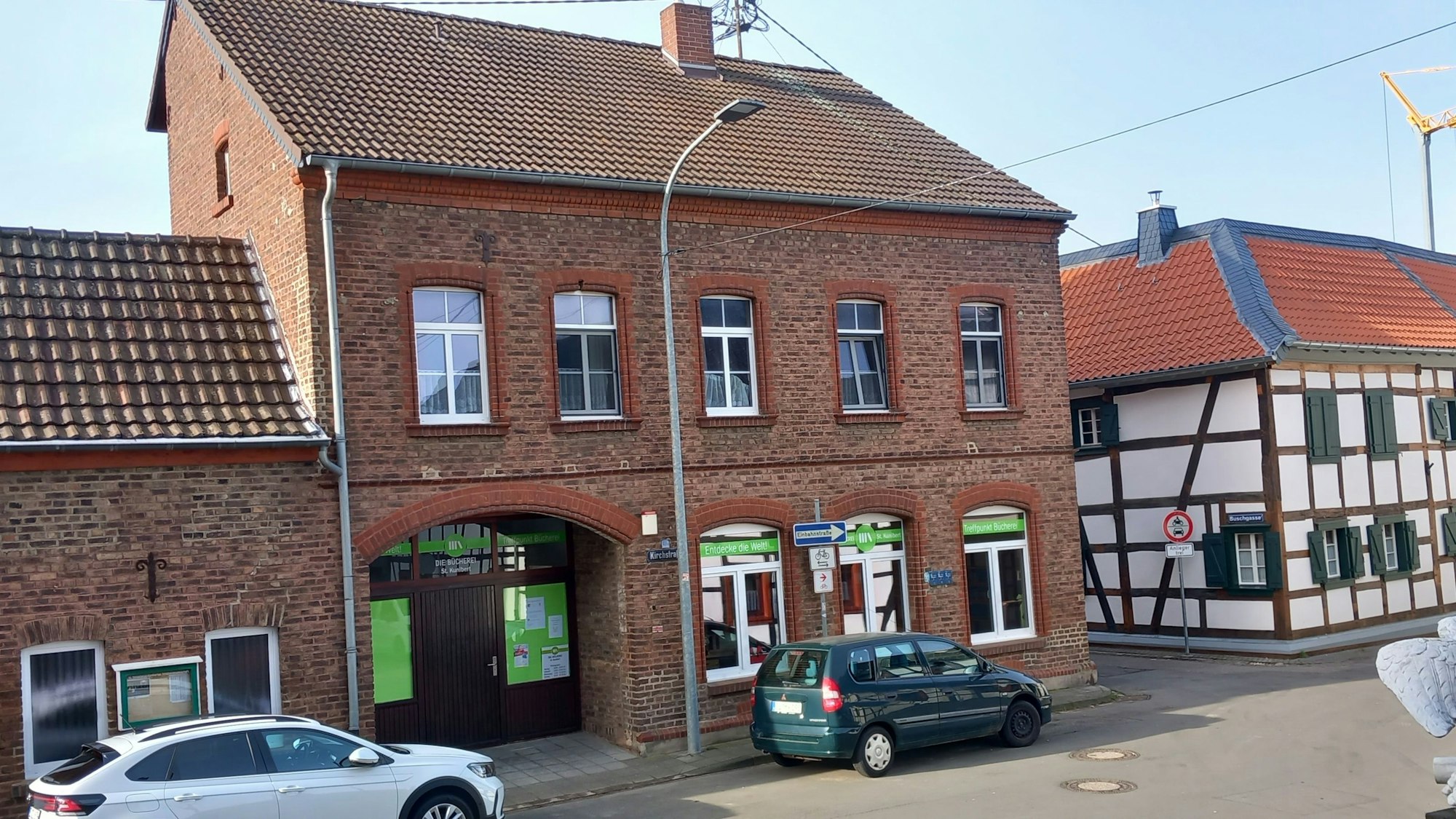 Die Bücherei St. Kunibert in Heimerzheim am neuen und alten Ort gegenüber der Kirche