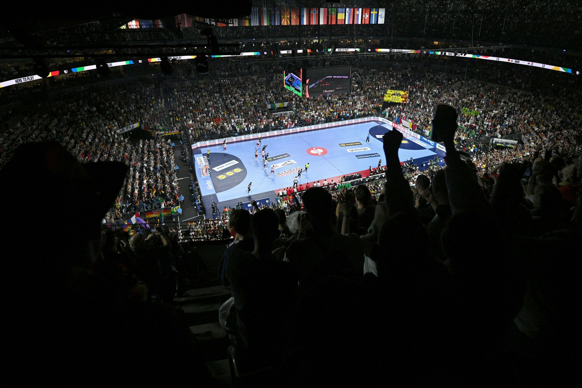 Dicht dran: Die Arena wird zum Hexenkessel.