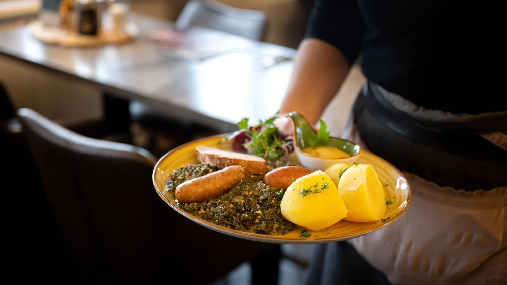 Essen wird in einem Restaurant serviert.