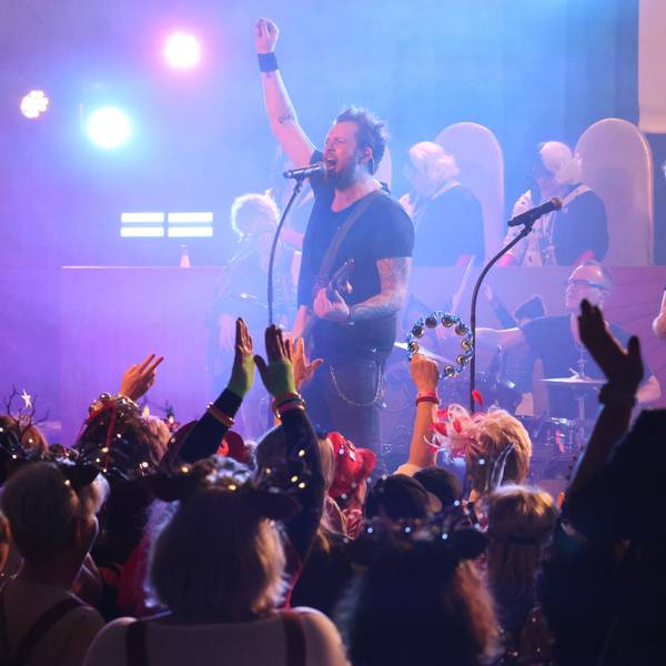 Die Band Paveier spielt auf einer Bühne in einem Karnevalsfestzelt.