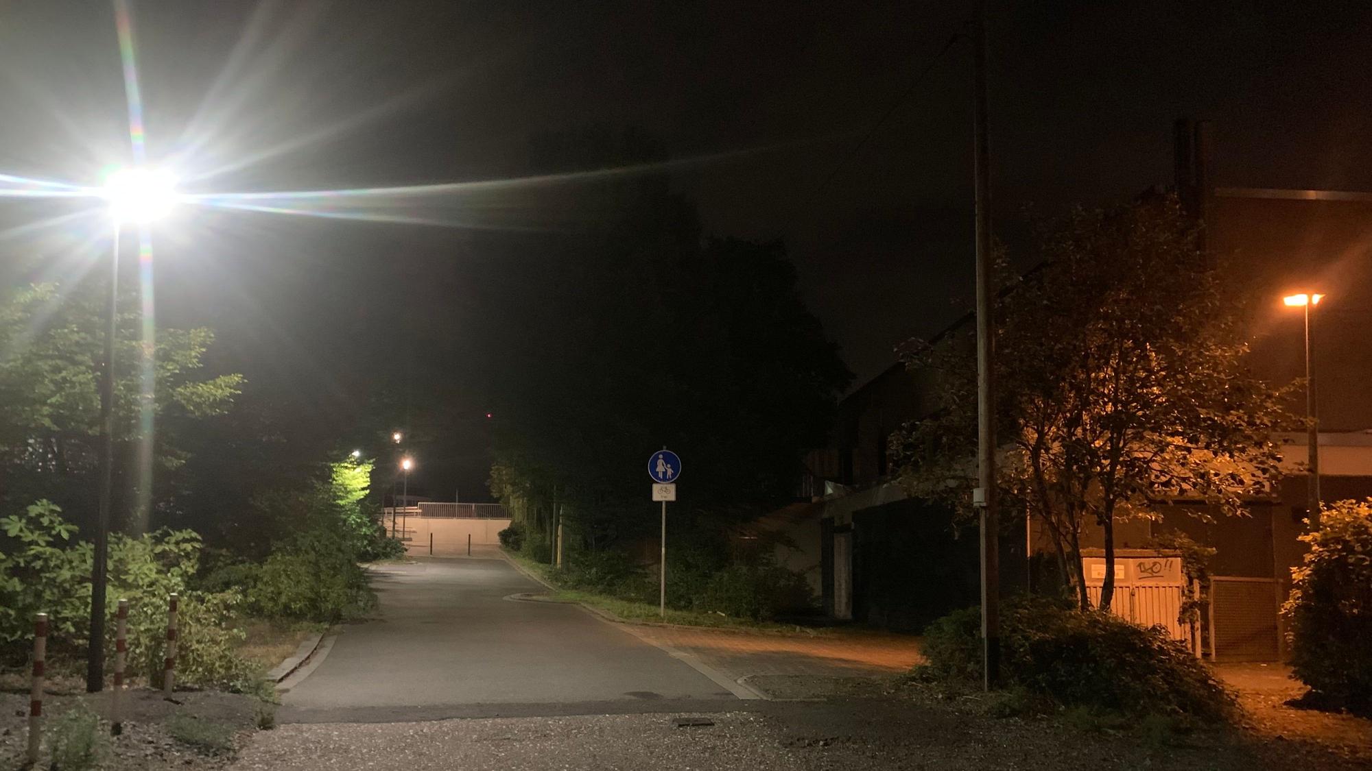 Nachts leuchten die Laternen auf öffentlichen Straßen, Straßenbeleuchtung