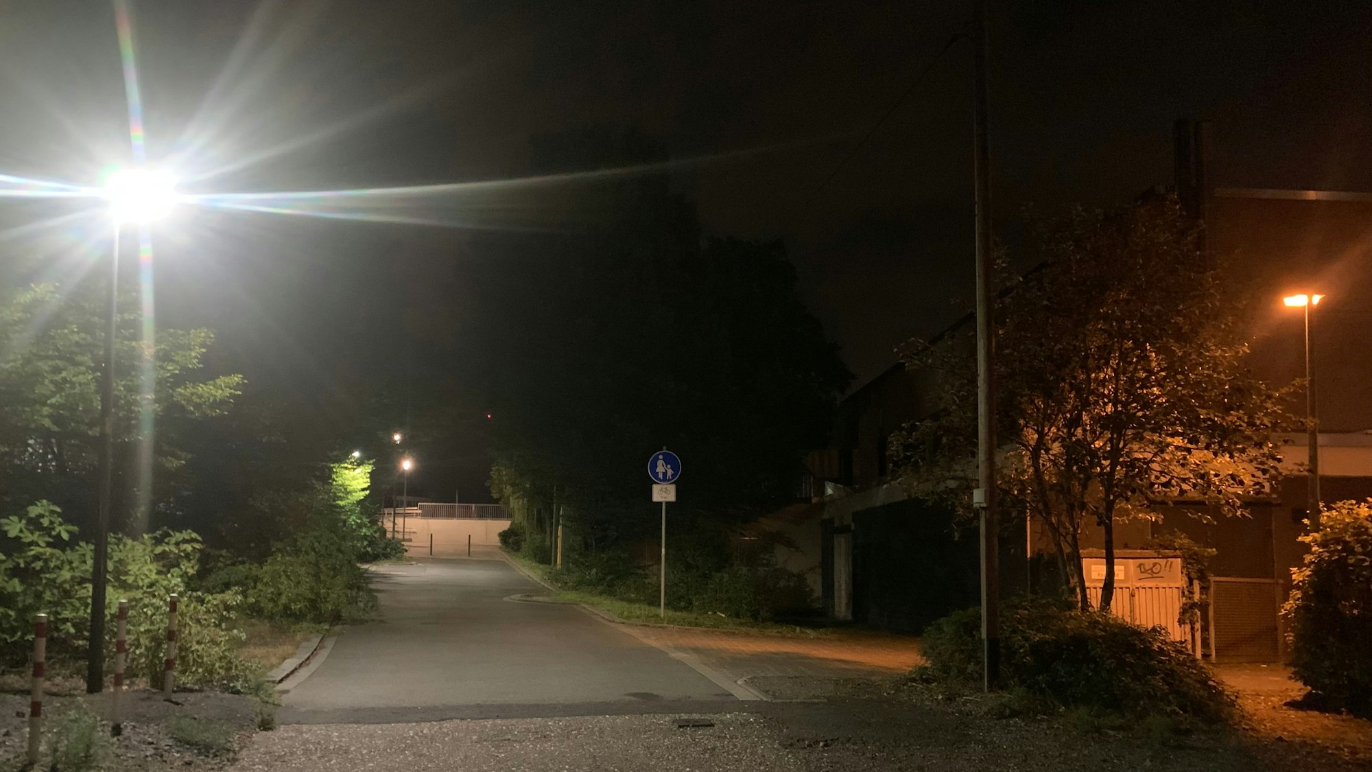 Nachts leuchten die Laternen auf öffentlichen Straßen, Straßenbeleuchtung