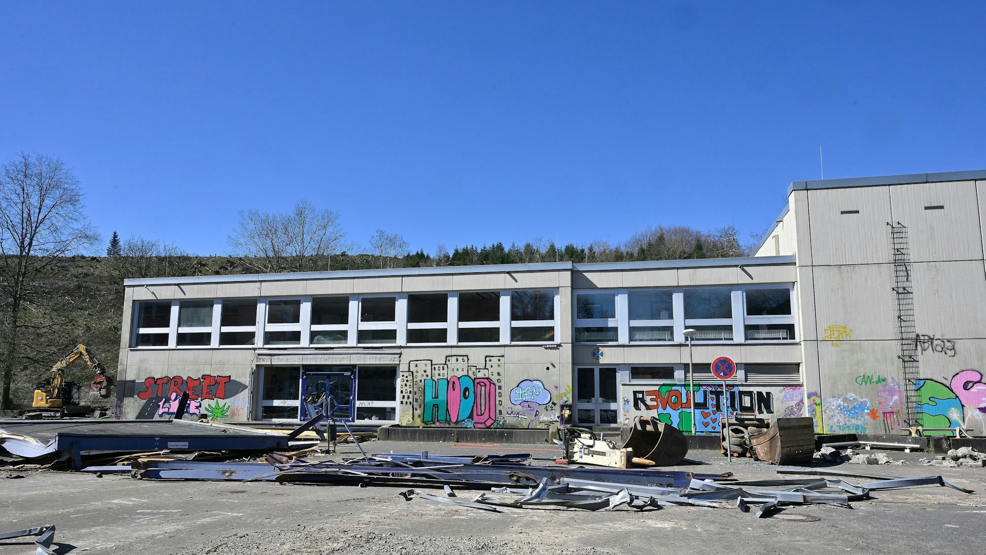 Vor der Gesamtschule Kürten liegt Bauschrott.